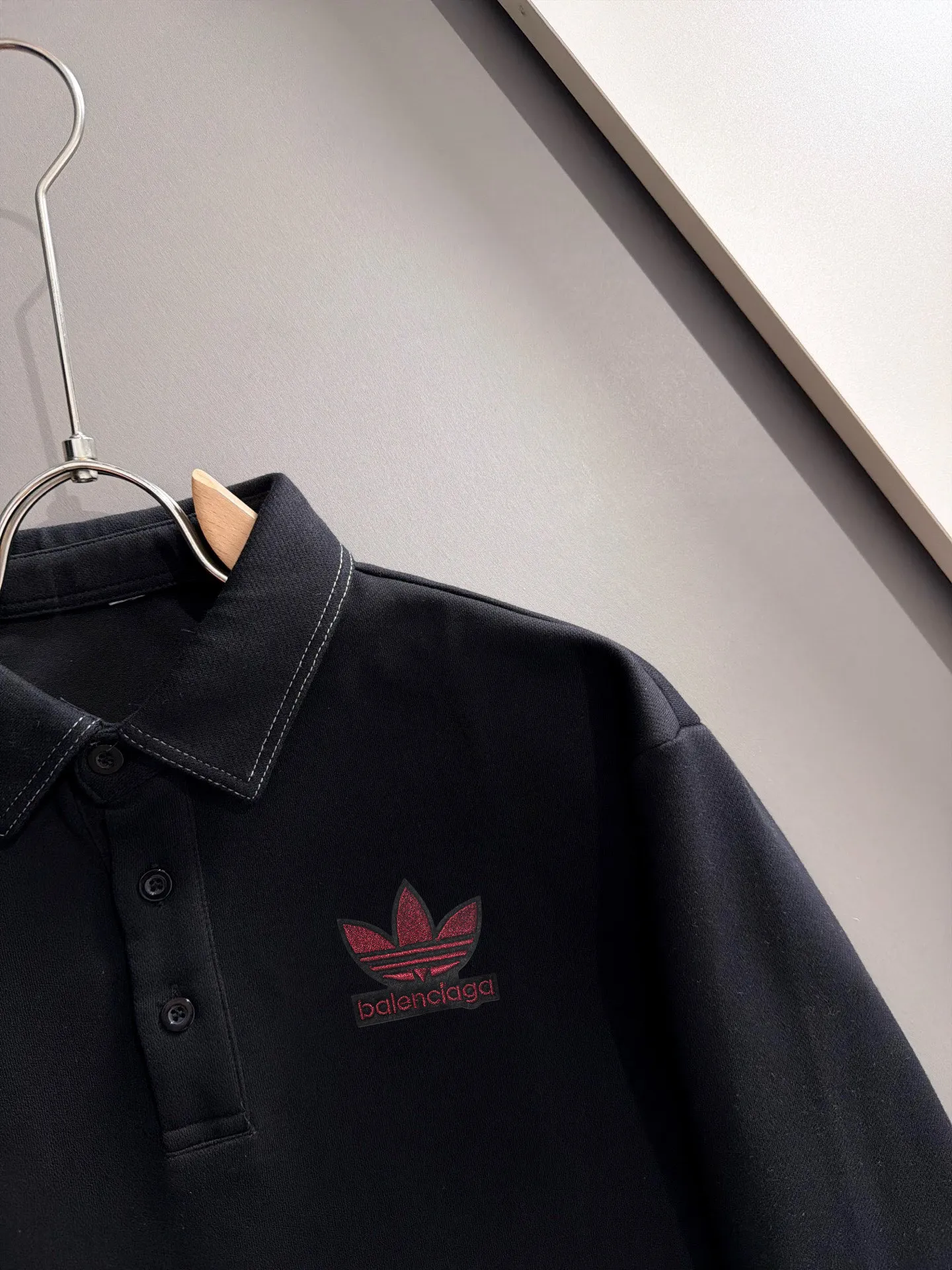 Paris Clover exclusively launches the 2026 autumn and winter New Arrival long-sleeved sweatshirts for men and women. Same Style. Many stars have the same style. Craftsmanship that ordinary small workshops cannot copy. No matter in terms of materials, detail restoration and craftsmanship, we are not afraid of any challenges, just to provide you with wonderful products. Compare the top Original versions at will. No expense is spared just to make it better. Unique imported fabric feel. Purely imported German machine production. Precision operation. Thousands of needles density. A complete set of New Arrival accessories with three standards can be customized simultaneously. Versatile upper body is fashionable, a perfect choice for autumn and winter, and a must-have item. Sizes table: M-4XL (please state your height and weight when placing an order)